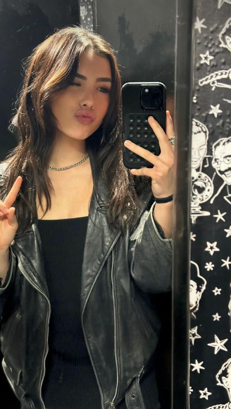 andrea_botez_sexy_outfit_mirror_selfies_set_leaked-joezdd andrea botez sexy outfit mirror selfies set leaked joezdd