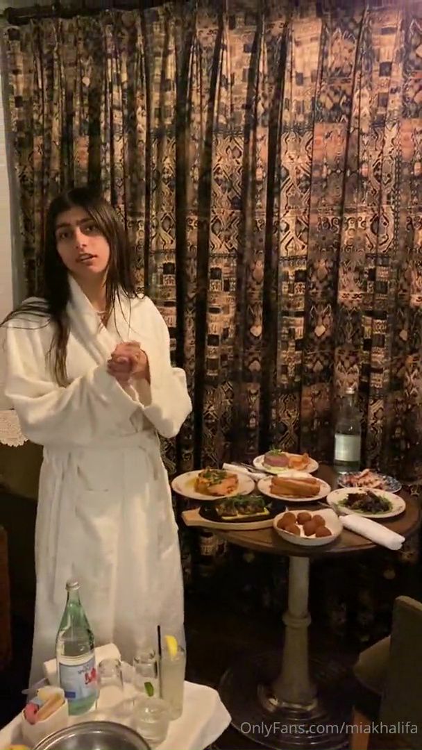 mia khalifa topless hotel dinner onlyfans video leaked 20