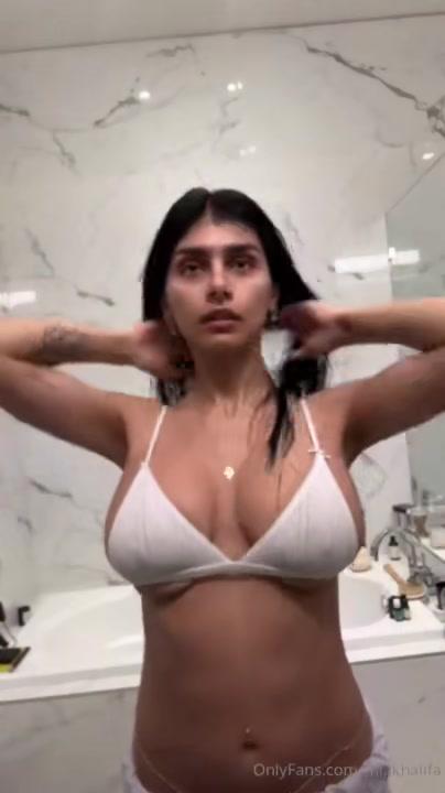 mia khalifa nude nipple slip onlyfans livestream leaked whozkj