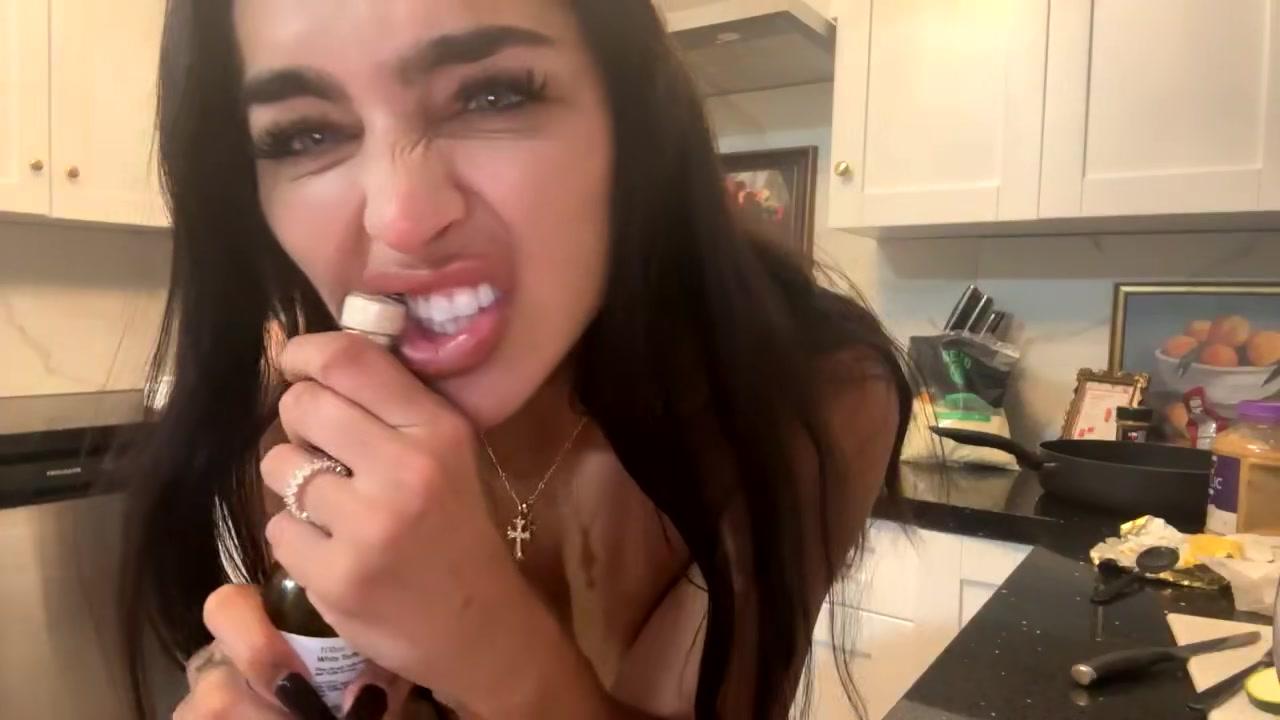 emily rinaudo nude kitchen cooking onlyfans video leaked